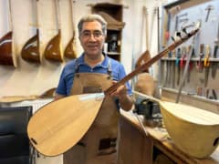 Van’da Tevhid Topal’ın atölyesinde el emeği bağlama yapımı ve bakım süreci