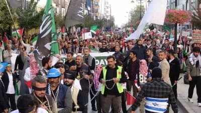 Van’da binlerce kişi ellerinde Türk ve Filistin bayraklarıyla Maraş Caddesi’nde yürüyüş yapıyor