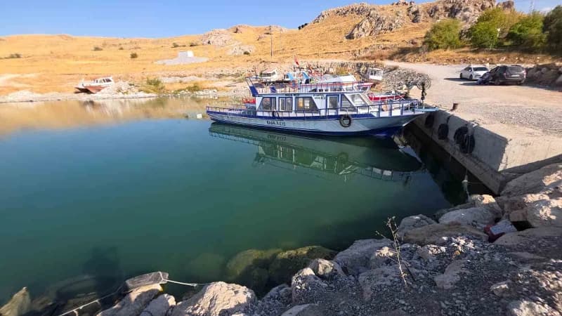 Van Gölü’nde yaşayan ve üreme döneminde tatlı sulara göç ederek dünyaya gelen inci kefali yavruları,
