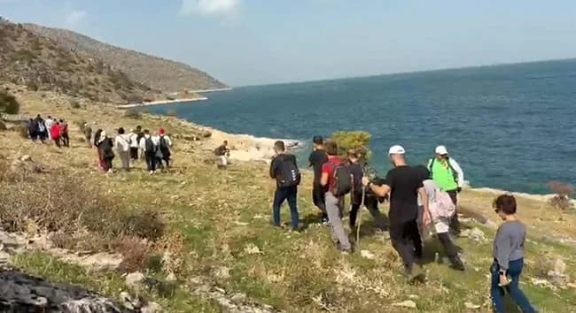 Vangölü Aktivistleri Derneği ve Tatvan Running Club, Van Gölü kıyısındaki Bağmeşe Koyu’nda yaklaşık 60 doğaseverin katıl