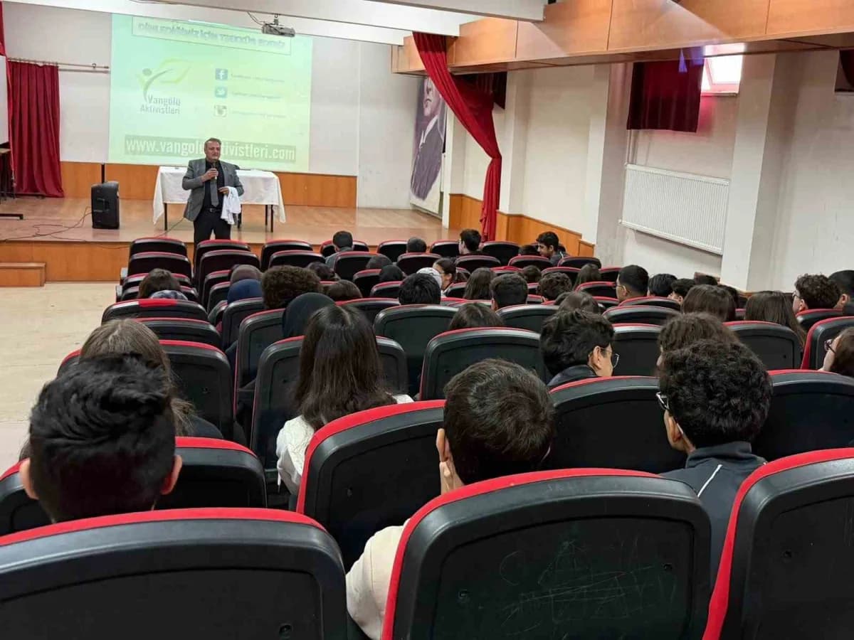 Van Gölü Havzası Koruma Eylem Planı kapsamında düzenlenen Farkındalık eğitiminde lise öğrencilerine, gölün ekolojik yapı