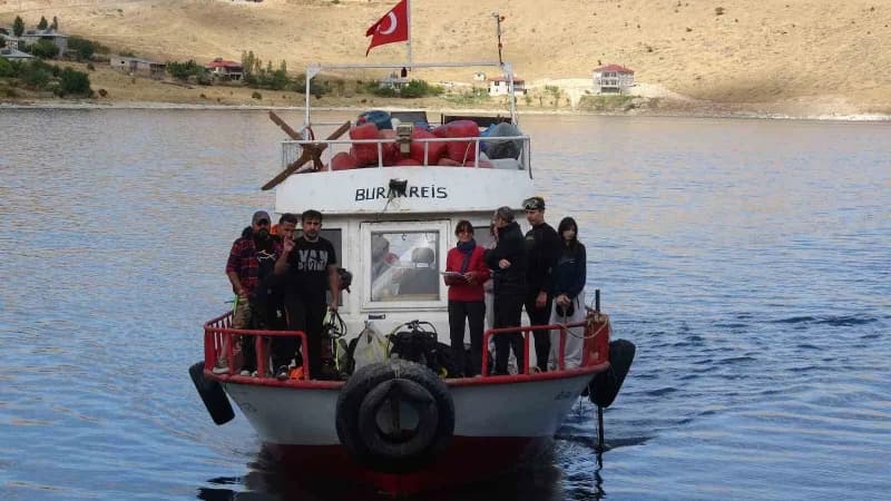 Van Gölü'ndeki mikrobiyalitlerden numune alan bilim insanları, elde edilen sonuçları Salda Gölü ve gelecekte Mars'tan ge
