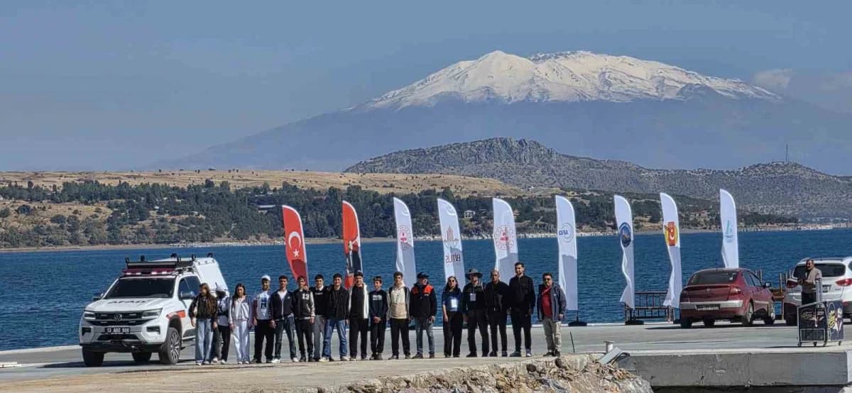Bitlis’in Tatvan ilçesinde eğitimlerini tamamlayan 18 genç, insansız Su Altı robotuyla Van Gölü’ne açılarak mikrobiyalit