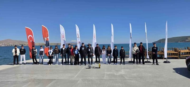 Bitlis’in Tatvan ilçesinde eğitimlerini tamamlayan 18 genç, insansız Su Altı robotuyla Van Gölü’ne açılarak mikrobiyalit