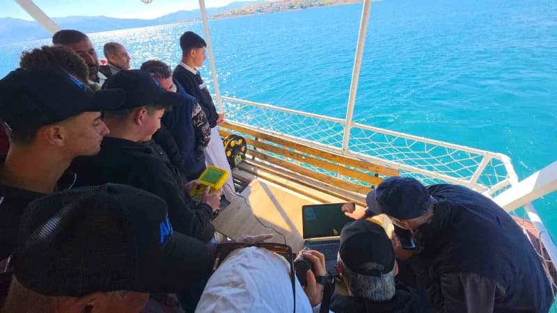 Van Gölü’nde insansız su altı robotu ile mikrobiyalitlerin görüntülenmesi sırasında gençlerin çalışması