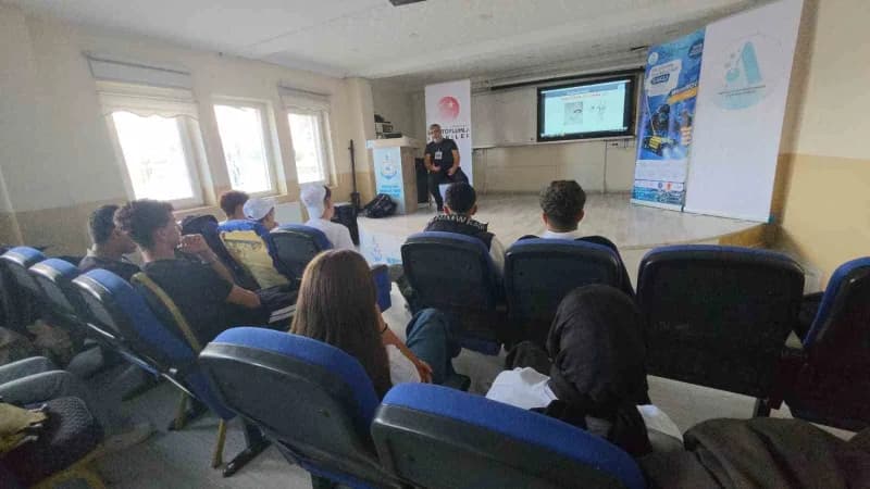 Tatvan’da gençlerin katıldığı MikroROV pilot eğitimi sırasında su altı robotları ve teknolojileri anlatılıyor