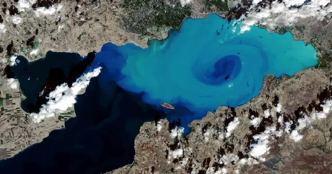 Van Gölü'nde iki farklı karakterdeki suyun birleşmesiyle ebru desenlerini andıran görüntüler oluştu