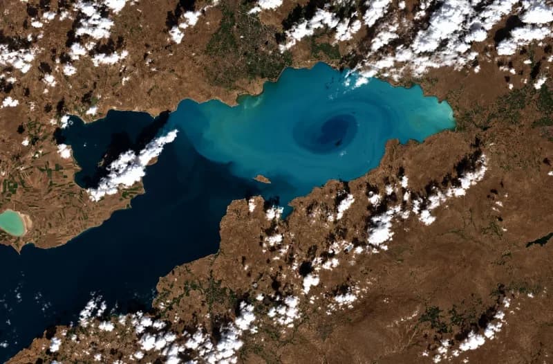 Van Gölü'nde iki farklı karakterdeki suyun birleşmesiyle ebru desenlerini andıran görüntüler oluştu