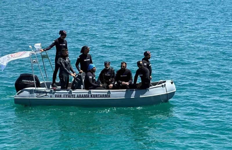 Van İtfaiye Su Altı Arama Kurtarma Ekibi Van Gölü kıyısında dalış hazırlığı yapıyor