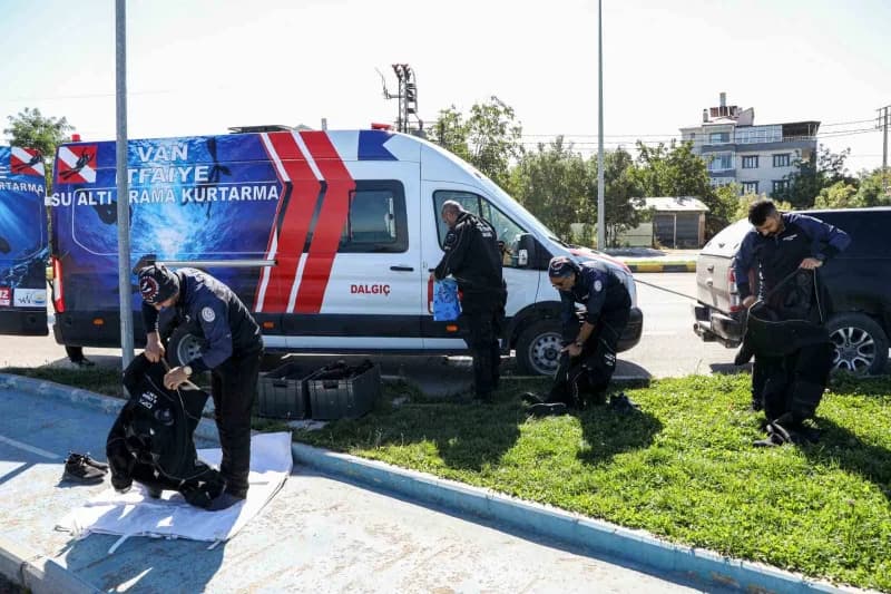 Van İtfaiye Dairesi Başkanlığı bünyesinde görev yapan Su Altı Arama ve Kurtarma Ekibi, başta Van Gölü olmak üzere bölged