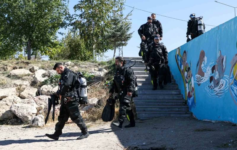 Van İtfaiye Dairesi Başkanlığı bünyesinde görev yapan Su Altı Arama ve Kurtarma Ekibi, başta Van Gölü olmak üzere bölged