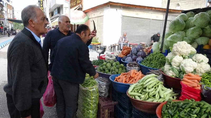 Van’da kış mevsimi öncesi hazırlık yapan vatandaşlar, turşu ve konserve yapımında kullanacakları sebzeleri almak için pa