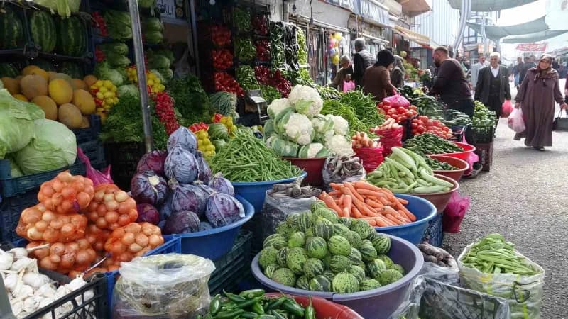 Van’da kış mevsimi öncesi hazırlık yapan vatandaşlar, turşu ve konserve yapımında kullanacakları sebzeleri almak için pa