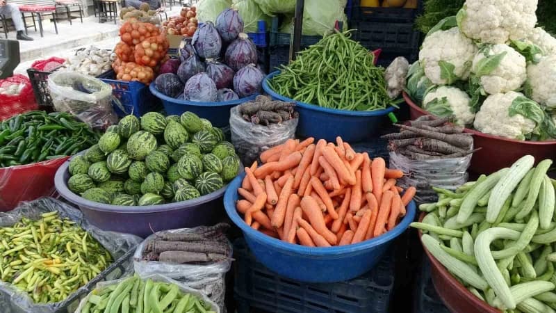 Van’da kış mevsimi öncesi hazırlık yapan vatandaşlar, turşu ve konserve yapımında kullanacakları sebzeleri almak için pa