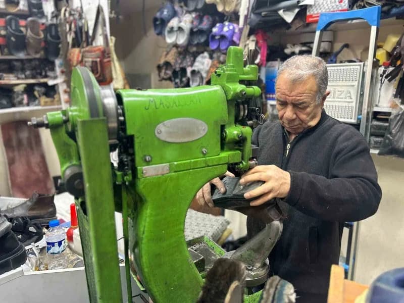 Van’da etkili olan sağanak yağış ve hava sıcaklıklarının düşmesiyle birlikte kışlık ayakkabılarını dolaptan çıkaran vata