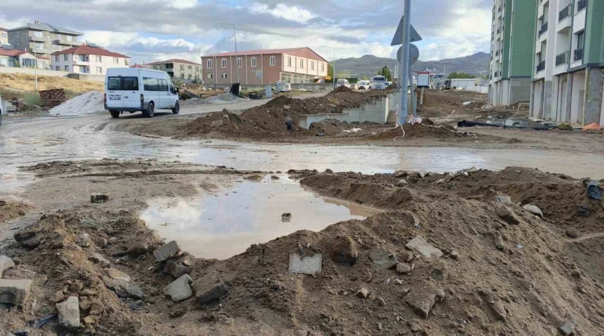 Muradiye ilçesinde toplu konut inşaatı nedeniyle çamur deryasına dönen okul yolu, iki lisede eğitim gören yüzlerce öğren