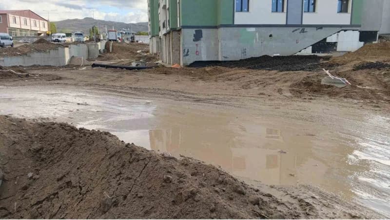 Van Muradiye Yenişehir Mahallesi’nde çamurla kaplanmış okul yolu ve yürüyen öğrenciler