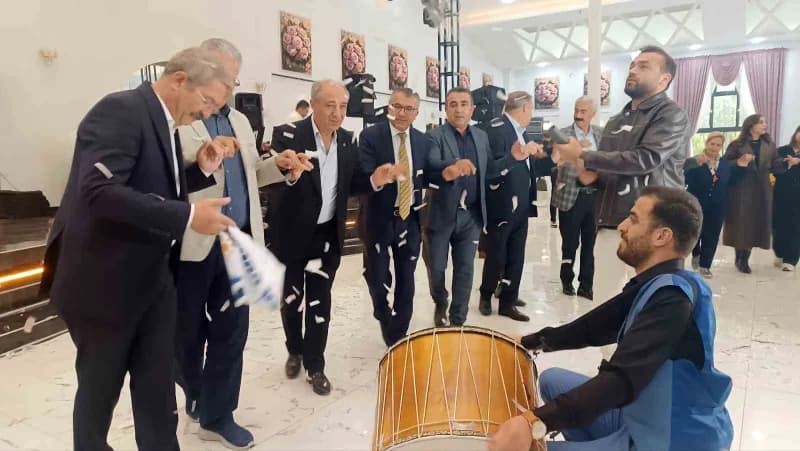 Van Ticaret ve Sanayi Odası Başkanı Necdet Takva seçim kutlama programında konuşma yapıyor