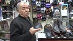 Van’da yağışlı ve soğuk havada ayakkabı tamircisinde tamir edilen kışlık ayakkabılar