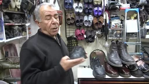 Van’da yağışlı ve soğuk havada ayakkabı tamircisinde tamir edilen kışlık ayakkabılar