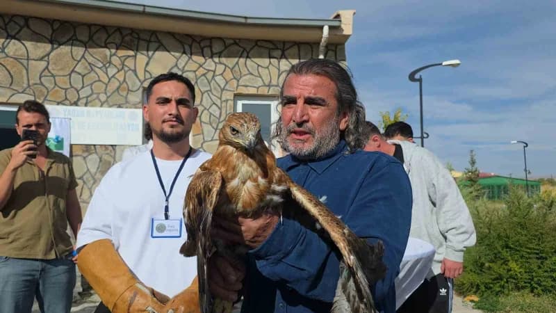 Prof. Dr. Lokman Aslan, tedavisi tamamlanan şahinle birlikte açıklama yaptı