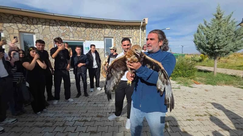 Prof. Dr. Lokman Aslan, tedavisi tamamlanan şahinle birlikte açıklama yaptı