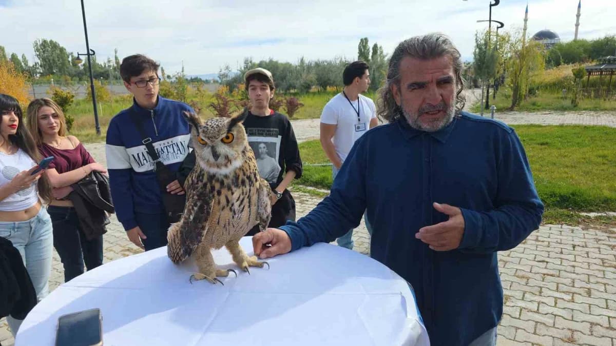 Prof. Dr. Lokman Aslan, tedavisi tamamlanan şahinle birlikte açıklama yaptı