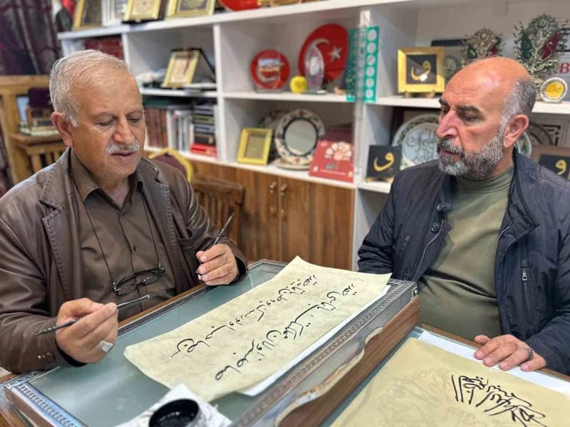 Van’da 2004-2005 yıllarında hüsn-i hat sanatını tanıtmak amacıyla çalışmalara başlayan Hattat Ahmet Hüsrev Koyuncu, yıll