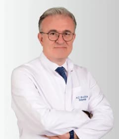 Acıbadem Bayındır Söğütözü Hastanesi KBB Uzmanı Prof. Dr. Yavuz Fuat Yılmaz açıklama yapıyor