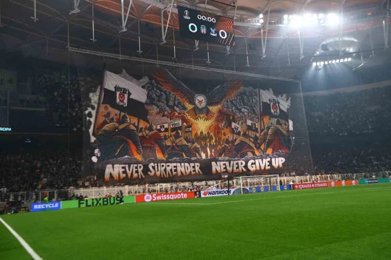 Aynı zamanda maçta önce tribünlerde koreografi de yapıldı. Büyük Kartal figürü, savaşçılar ve Siyah-