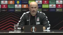 Vincenzo Italiano maç sırasında saha kenarında oyuncularını yönlendiriyor