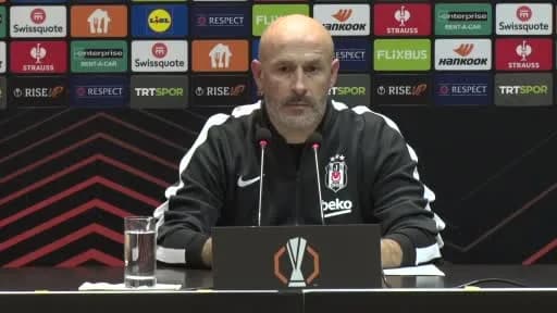 Vincenzo Italiano maç sırasında saha kenarında oyuncularını yönlendiriyor