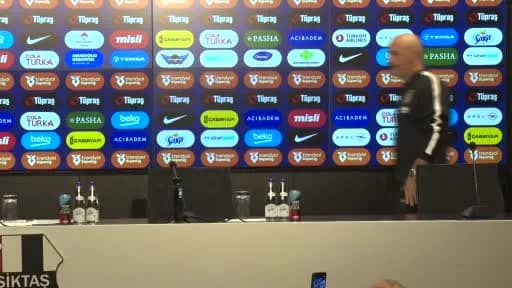 Vincenzo Italiano basın toplantısında açıklama yaparken