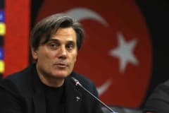 Vincenzo Montella A Milli Futbol Takımı maçında takımını yönlendirirken