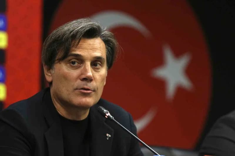 Vincenzo Montella A Milli Futbol Takımı maçında takımını yönlendirirken