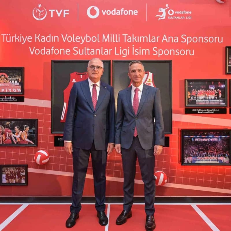 TVF Başkanı Mehmet Akif Üstündağ (Solda) ve Vodafone Türkiye CEO'su Engin Aksoy (Sağda)