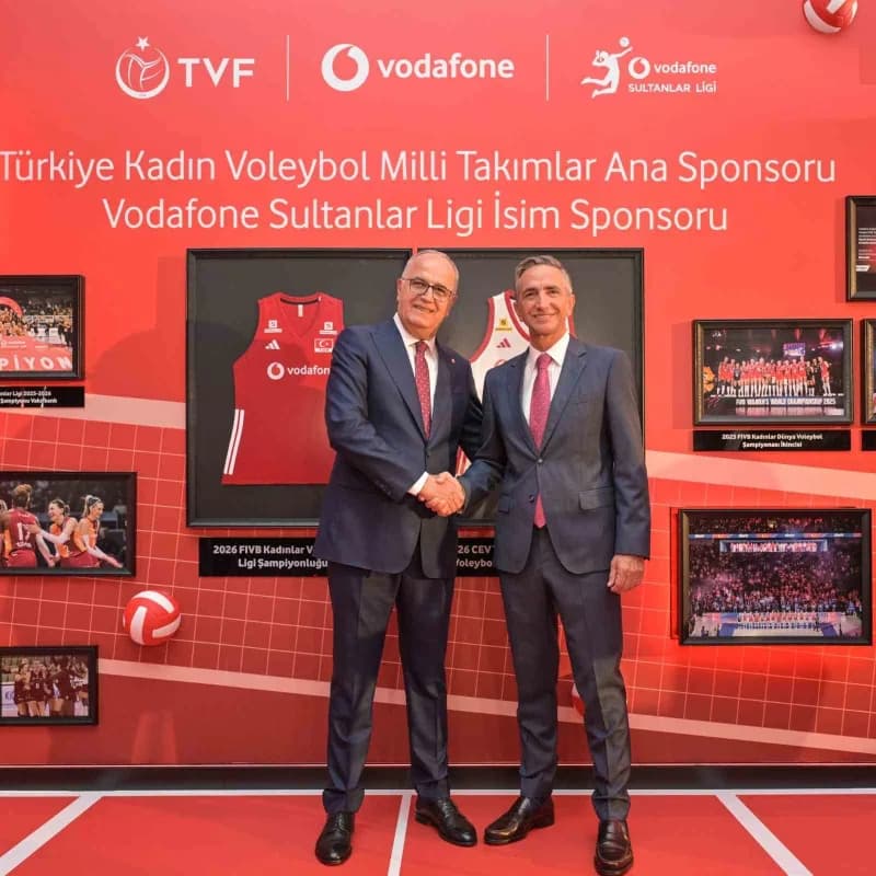 TVF Başkanı Mehmet Akif Üstündağ (Solda) ve Vodafone Türkiye CEO'su Engin Aksoy (Sağda)
