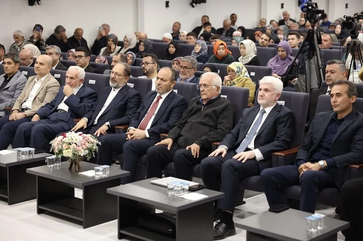 Denizli’de "Gelişen Dünyada Değişen Tehditler: yapay Zekâ, Biyoloji ve Genetik" başlıklı konferans düzenlendi