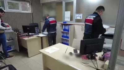 Yahşihan Belediyesi önünde polis ekipleri ve operasyon araçları