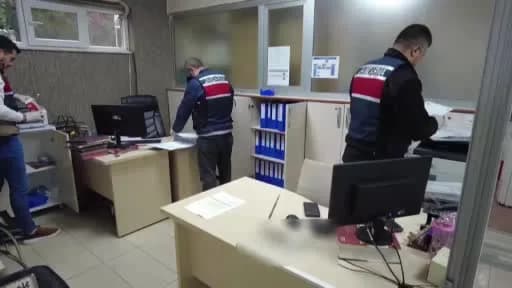 Yahşihan Belediyesi önünde polis ekipleri ve operasyon araçları