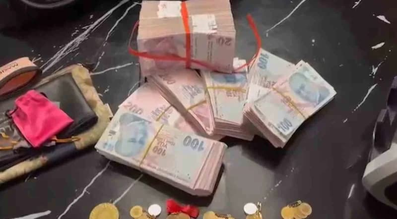 Yapılan aramalardan çıkan paralar ve altınlar