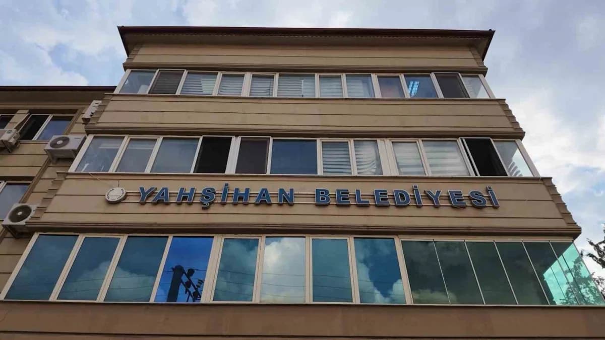 Yahşihan Belediyesi binası önünde polis ve jandarma ekipleri soruşturma çalışması yapıyor