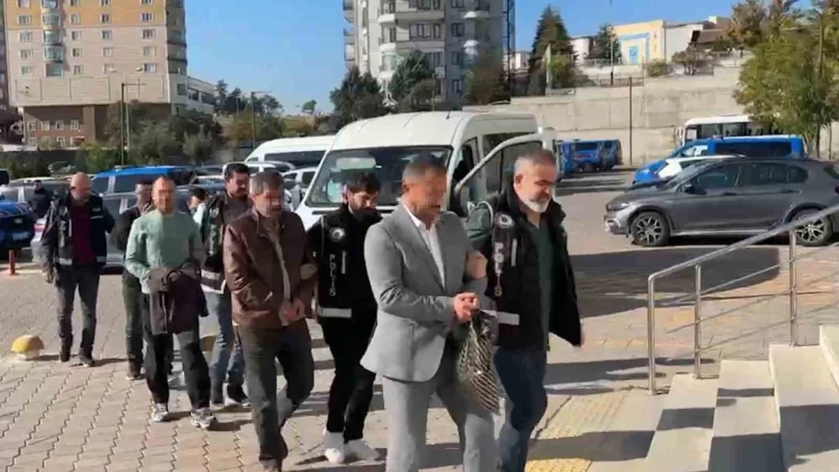 Operasyon kapsamında Belediye Başkan Yardımcısı İbrahim Aydın ile bir polis, bir bekçi ve 2 adliye personelinin de arala