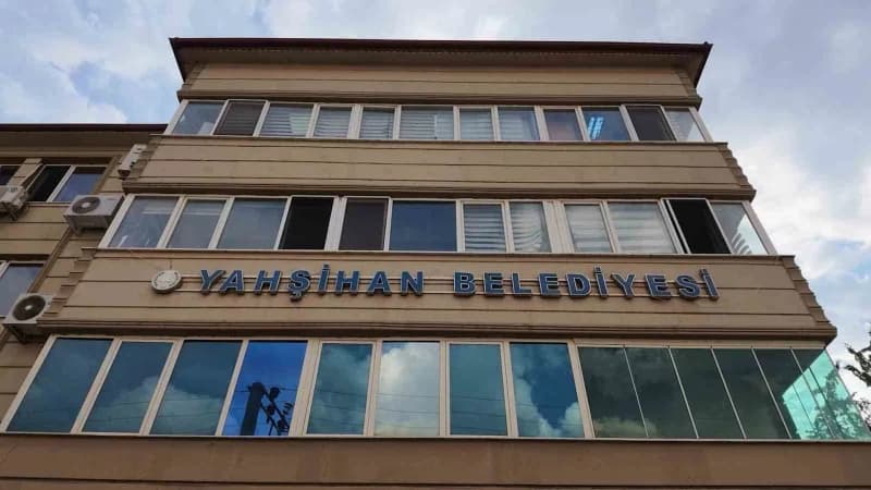Kırıkkale Yahşihan Belediyesi önünde polis ve adliye personelinin bulunduğu bina