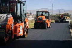 Kayseri Yahyalı Kopçu Mahallesi’nde sıcak asfalt çalışması yapan iş makineleri ve yol