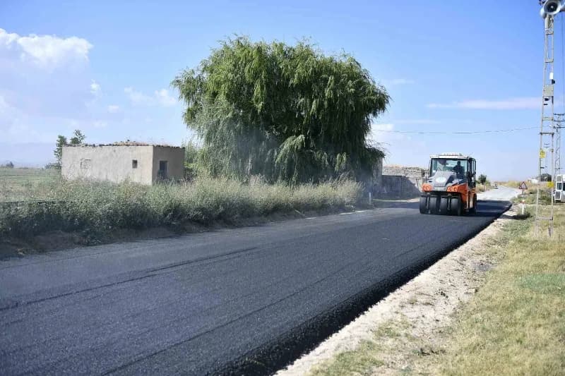 Kayseri Büyükşehir Belediyesi, Başkan Dr. Memduh Büyükkılıç’ın özel önem verdiği Kırsal mahallelerde ulaşım altyapısını