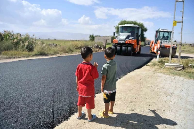 Kayseri Büyükşehir Belediyesi, Başkan Dr. Memduh Büyükkılıç’ın özel önem verdiği Kırsal mahallelerde ulaşım altyapısını