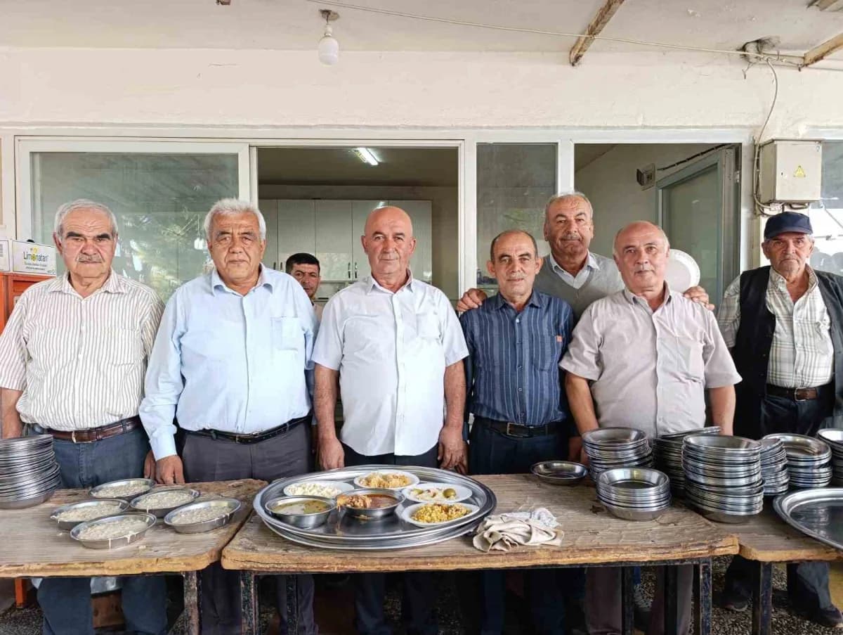 Manisa’nın Gördes ilçesine bağlı Yakaköy Mahallesi’nde düzenlenen geleneksel köy hayrı, çevre mahallelerin yanı sıra Bal