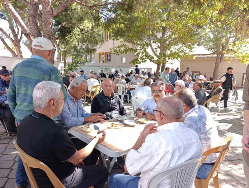 Manisa’nın Gördes ilçesine bağlı Yakaköy Mahallesi’nde düzenlenen geleneksel köy hayrı, çevre mahallelerin yanı sıra Bal