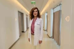Yaşlı bir kişinin yalnız başına oturması ve düşünceli hali